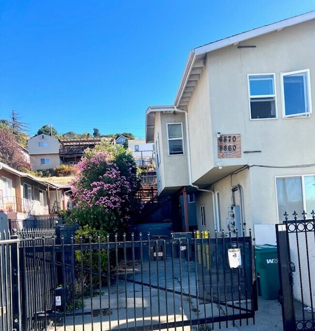 8850-8870 Macarthur Blvd Oakland, CA 94605 photo 3