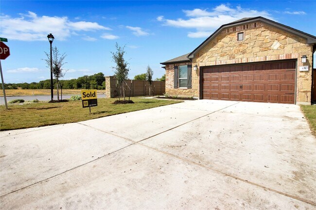101 Unforgiven Ln Jarrell, TX 76537 photo 4