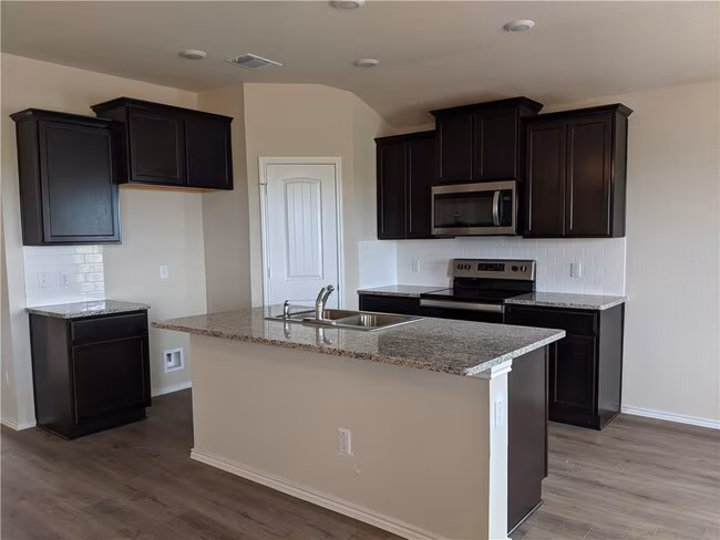 207 Nathaniel Dr Taylor, TX 76574 photo 5