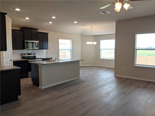 207 Nathaniel Dr Taylor, TX 76574 photo 4