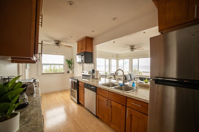 2430 Alki Ave SW Seattle, WA 98116 photo 4