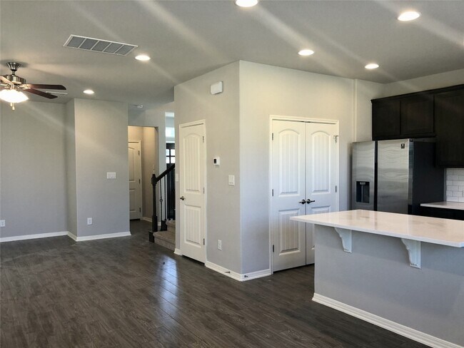 198 Simon Kyle, TX 78640 photo 3