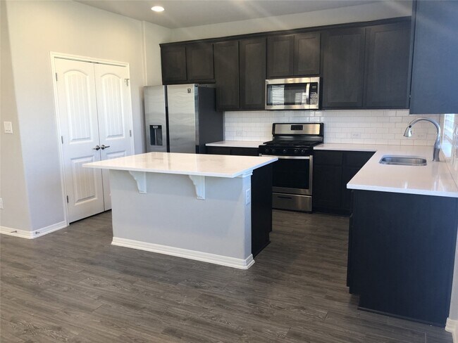 198 Simon Kyle, TX 78640 photo 4