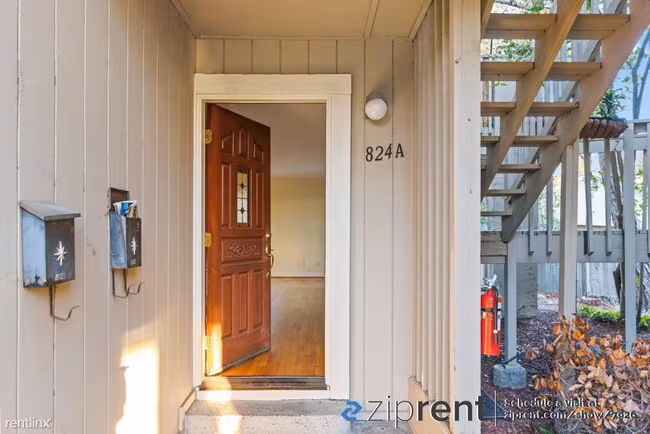 824 Cedar St Redwood City, CA 94063 photo 3