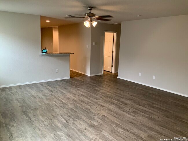 5823 Machaela Trace San Antonio, TX 78242 photo 3