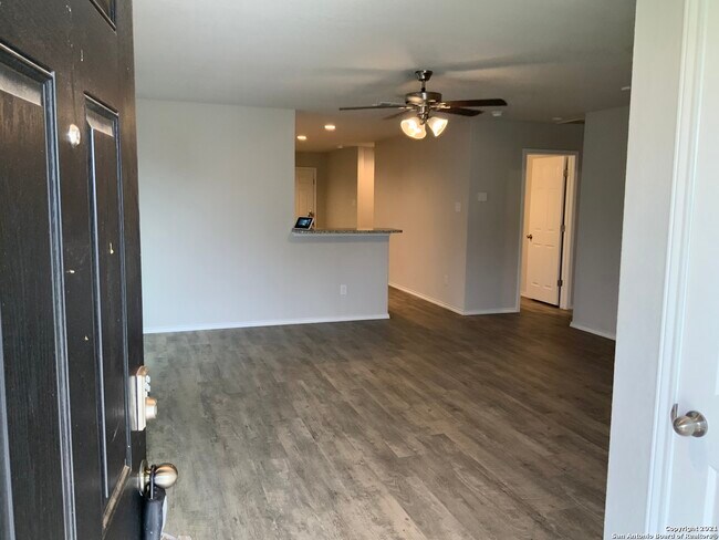 5823 Machaela Trace San Antonio, TX 78242 photo 2