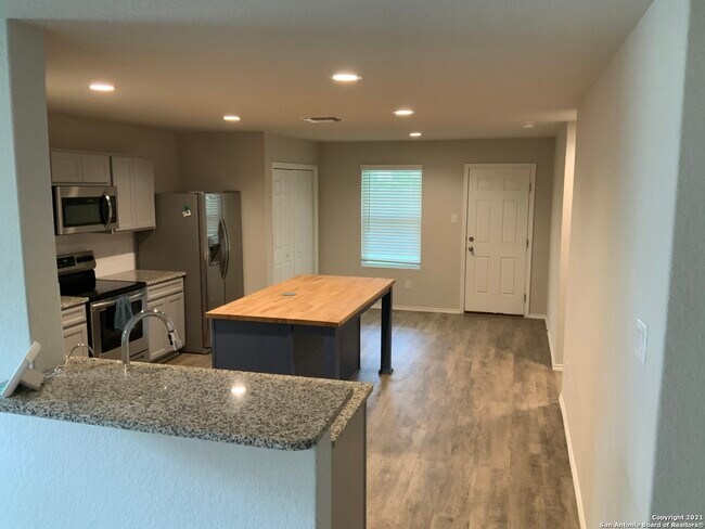 5823 Machaela Trace San Antonio, TX 78242 photo 4
