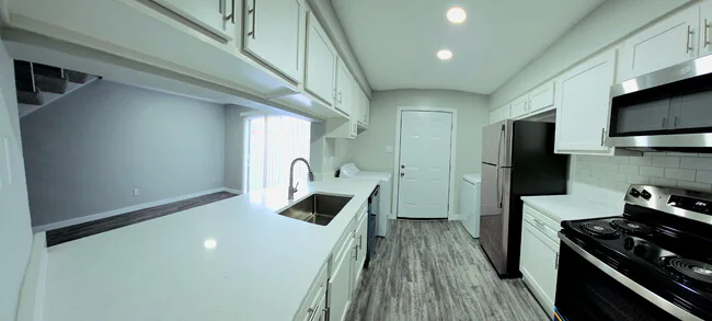Skylar Pointe photo 5