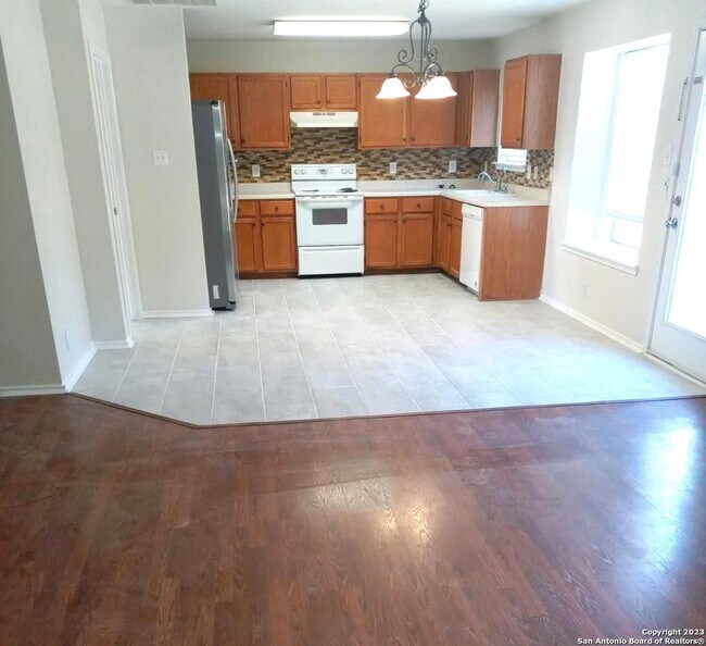1262 Lion Forest San Antonio, TX 78251 photo 2