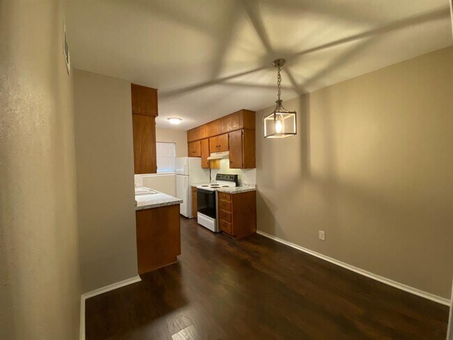 1107 N Locust St. photo 4