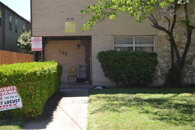 1107 N Locust St. photo 3