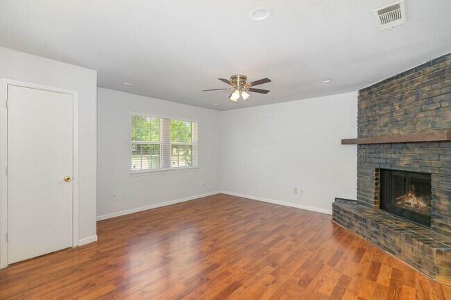 500 W Cedar St Arlington, TX 76011 photo 4