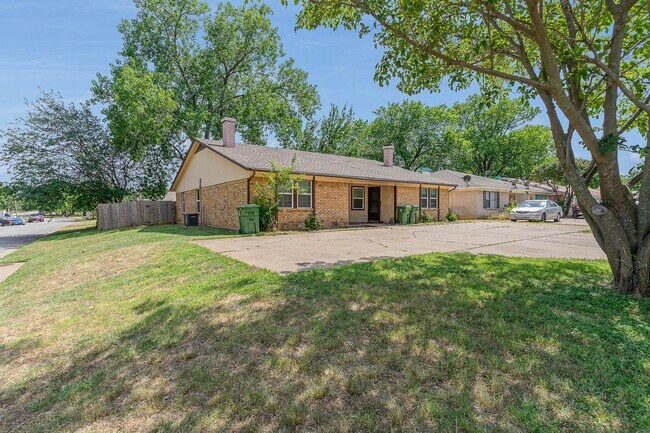 500 W Cedar St Arlington, TX 76011 photo 2