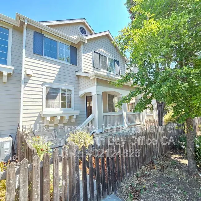 2044 Easton Dr Petaluma, CA 94952 photo 2