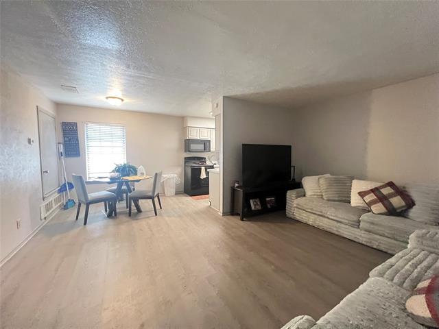 1108 N Elm St Denton, TX 76201 photo 3