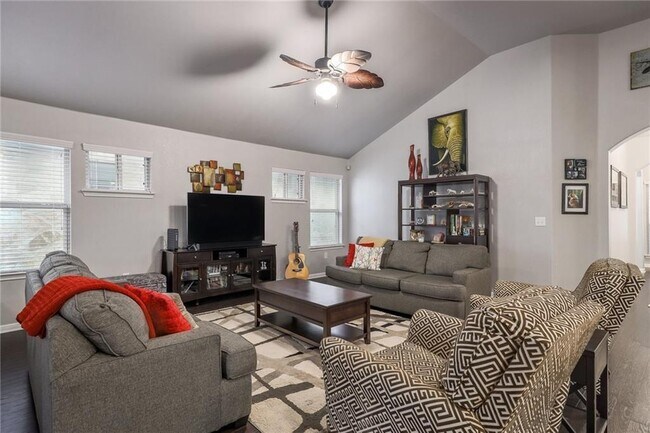 185 Santa Maria St Georgetown, TX 78628 photo 4