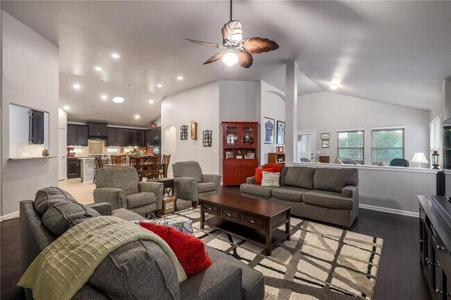 185 Santa Maria St Georgetown, TX 78628 photo 5