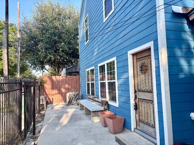 301 Tabor Street, Houston, TX 77009 photo 2