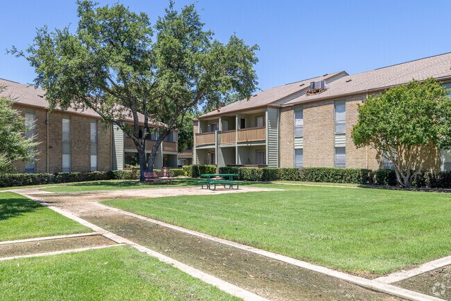 Foxwood Apartments photo 2