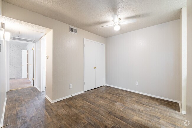 Foxwood Apartments photo 4