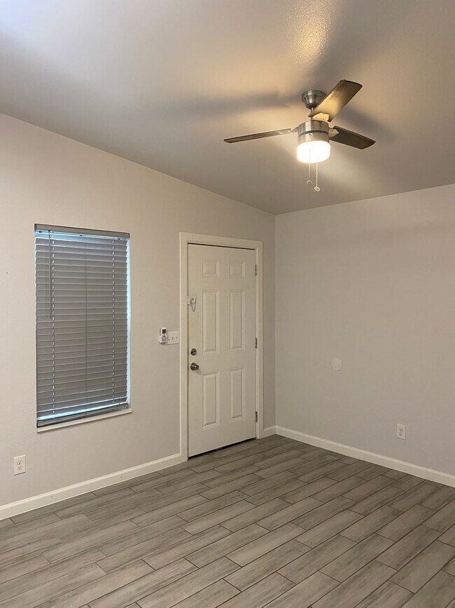 112 Oelkers St San Antonio, TX 78204 photo 3