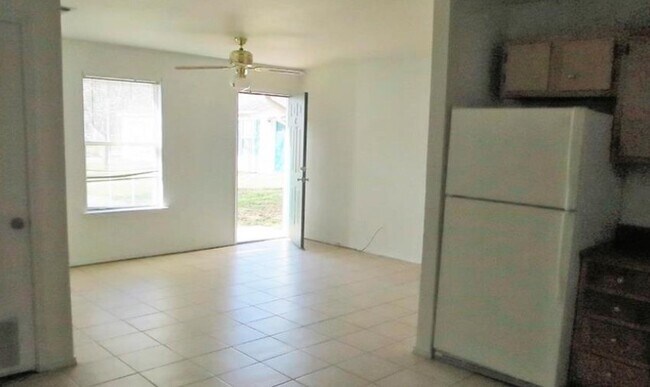 605 College St Edgewood, TX 75117 photo 5