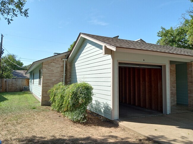 413 Vista West Court, Bastrop, TX 78602 photo 3