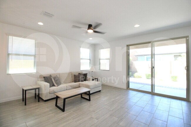 8908 W Bethany Heights Dr Glendale, AZ 85305 photo 2