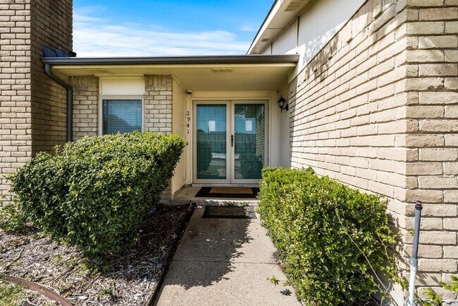2941 Landershire Lane, Garland, TX 75044 photo 2