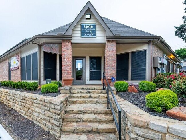 8901 Meadowbrook Blvd Fort Worth, TX 76120 photo 2