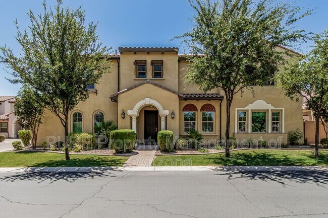 1945 W Grand Canyon Dr