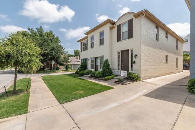2717 McCart Ave Fort Worth, TX 76110 photo 3