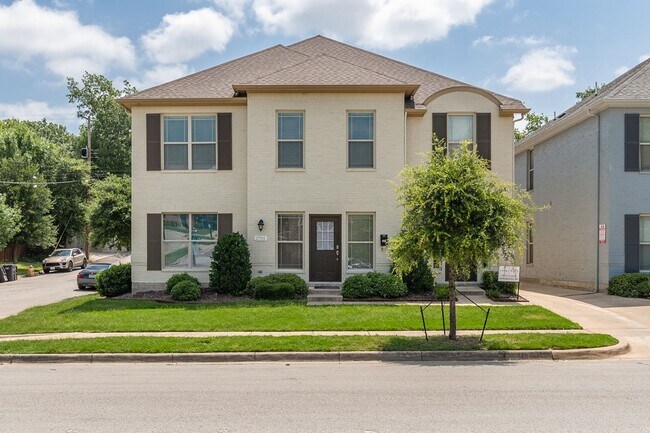 2717 McCart Ave Fort Worth, TX 76110 photo 2