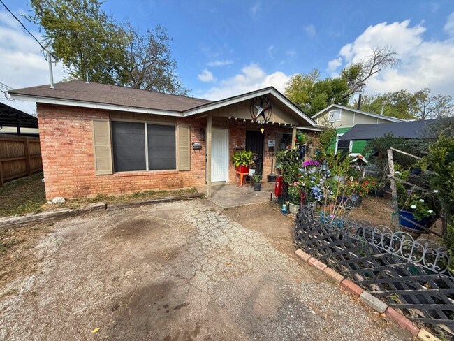 2105-2107 W Olmos Dr San Antonio, TX 78201 photo 2
