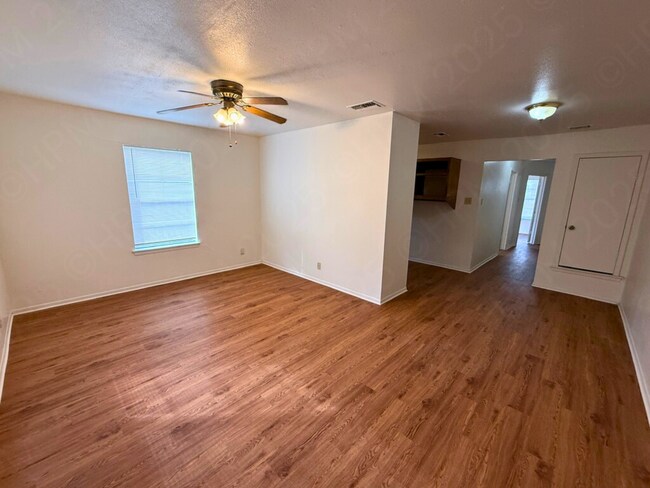 2105-2107 W Olmos Dr San Antonio, TX 78201 photo 4
