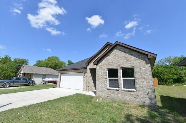 104 Cook St Waxahachie, TX 75165 photo 2