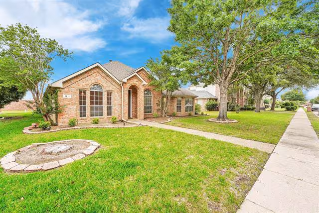 1211 Greenway Drive, Allen, TX 75013 photo 3