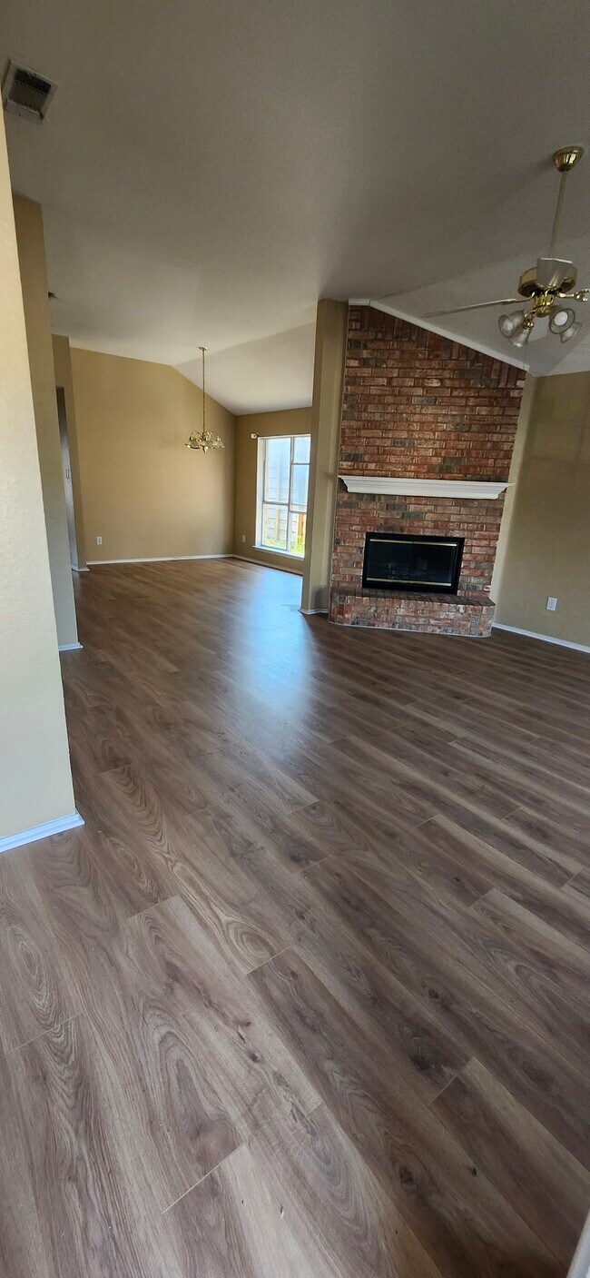 715 Ford Drive, Cedar Hill, TX 75104 photo 2