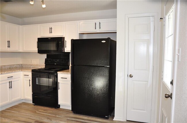 127 Anderson St Hutto, TX 78634 photo 3