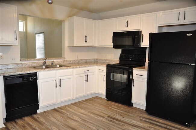 127 Anderson St Hutto, TX 78634 photo 2