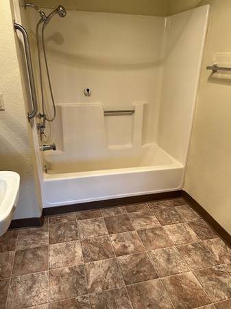 1BR/1BA Apartment on Healdsburg Ave · Cloverdale photo 3