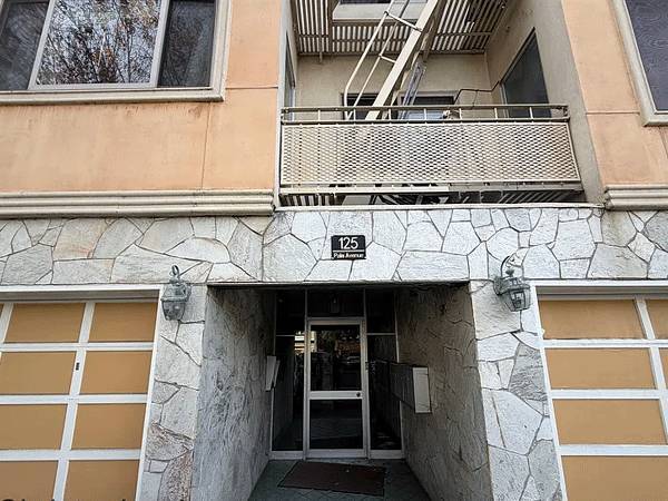 Presidio Terrace Newly Renovated, Top Floor Apartment! - Progressive