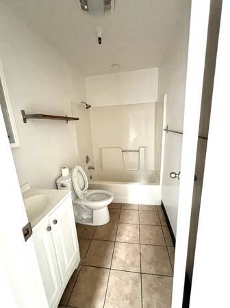 0BR/1BA Loft on Ford Street Near Studio 18 · Oakland photo 5