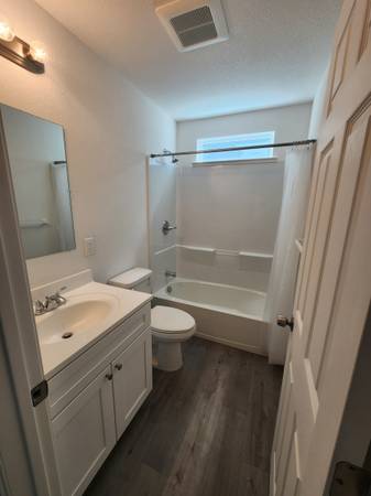 3BR/1BA Apartment on Line St. · Hollister photo 3