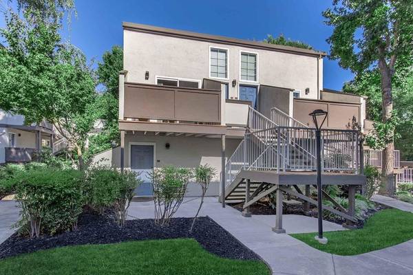 Newly Renovated 3/2.5 Bath End-unit Townhome With Vaulted Ceilings – Minutes To I-680 &amp; Downtown! photo 2