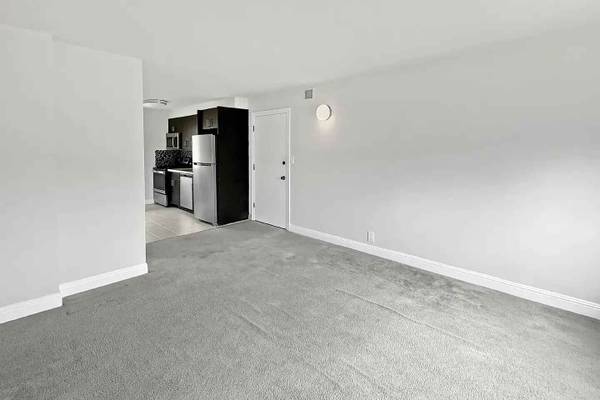 480 Crescent photo 3