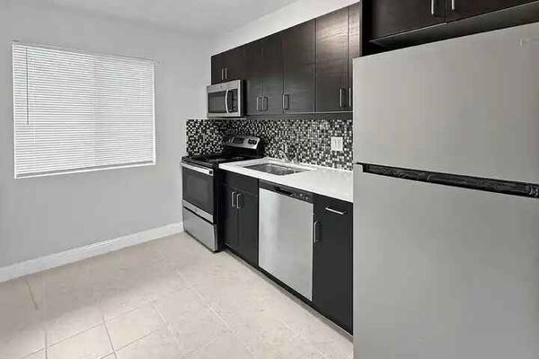 480 Crescent photo 4