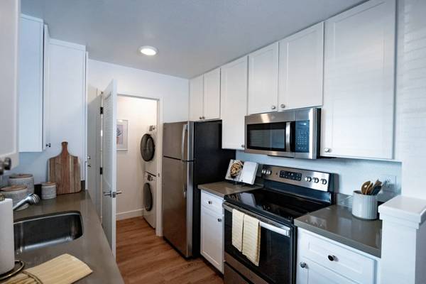 2BR/2BA Apartment on Marine Parkway · Redwood City photo 5
