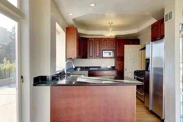 2090 Green St photo 5