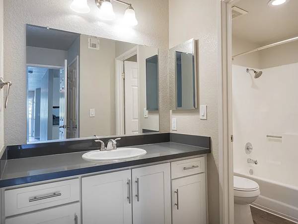 Apartments on Canyon Oaks Drive · Oakland photo 4